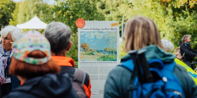 Groupe de randonneurs devant un panneau du Chemin des Impressionnistes au Port-Marly