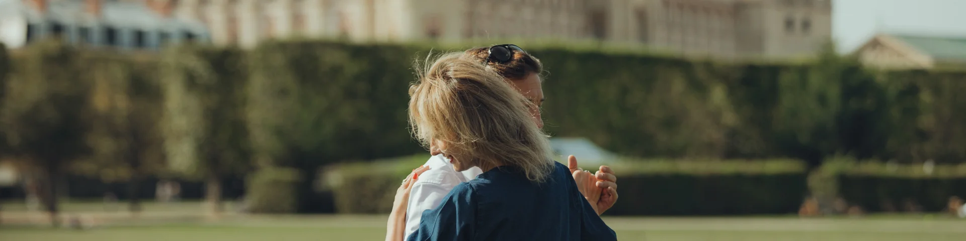 Couple devant le château de Saint-Germain-en-Laye