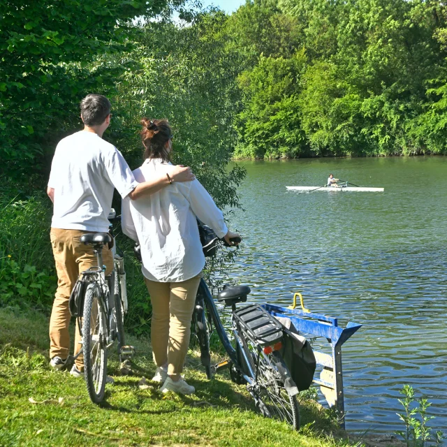 Walkers on the banks of the Seine at Port-Marly