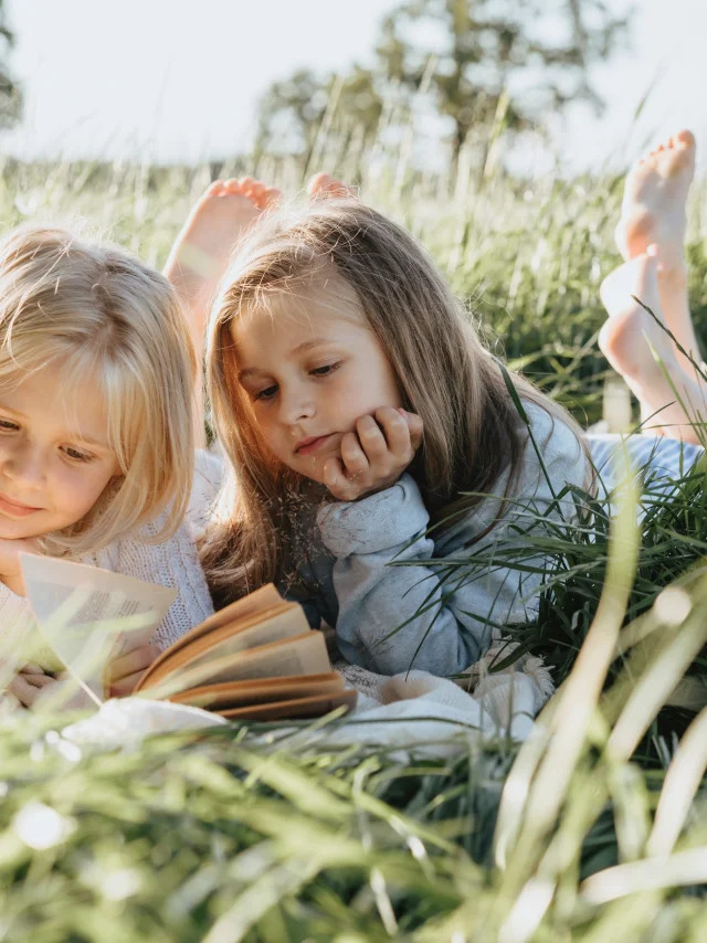 Deux fillettes allongées dans ls champs. Pexels Olia Danilevich 4982453