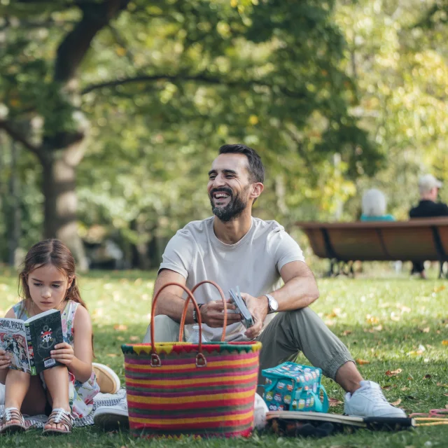 Famille entrain de pique-niquer au parc des Ibis au Vésinet pendant le printemps