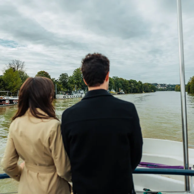 Couple entrain de regarder la seine pendant une croisière
