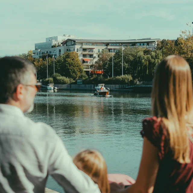 Famille devant la seine sur l'ile des impressionnistes à Chatou