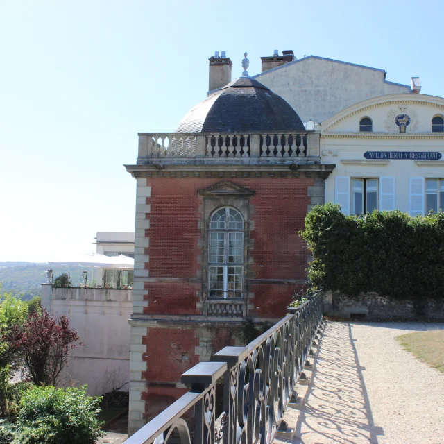 Terrasse de Saint-Germain-en-Laye, vue sur le Pavillon Henri IV