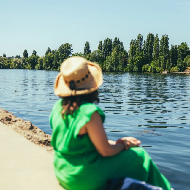 Femme en bords de Seine à Sartrouville OTISGBS