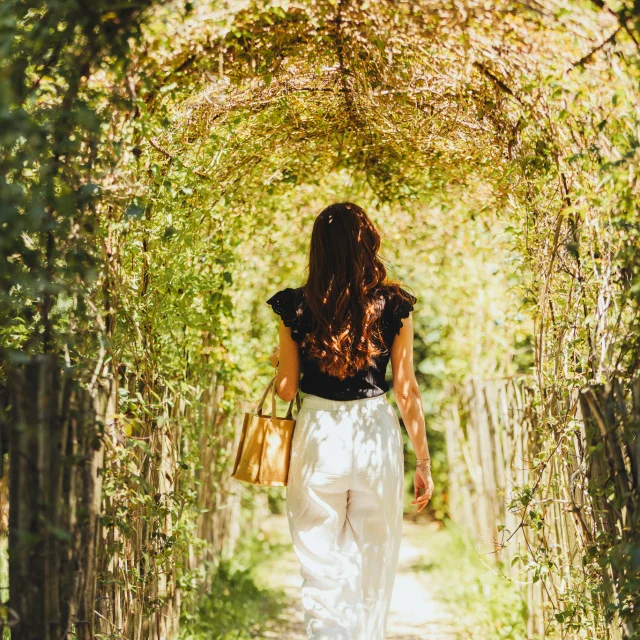 Une femme entrain de marcher dans un parc à Sartrouville OTISGBS