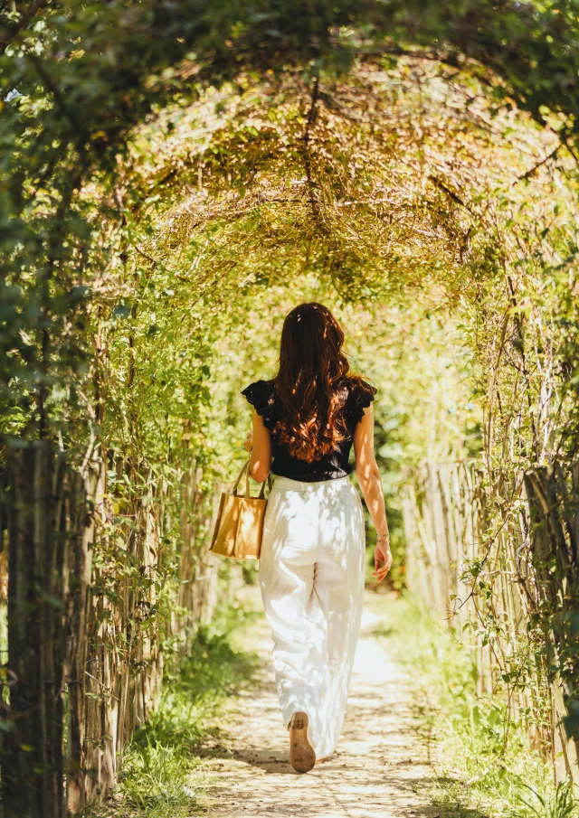 Une femme entrain de marcher dans un parc à Sartrouville OTISGBS