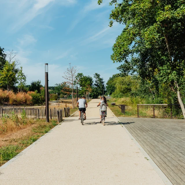 Cyclistes sur les quais des bords de Seine au Mesnil-le-Roi OTISGBS